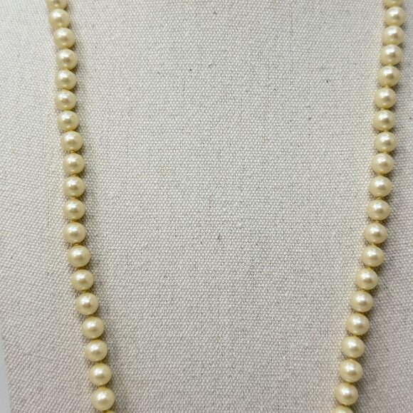 Vintage Long Imitation Pearl Necklace‎ Ornate Clasp Marked Japan Retro Classic - Picture 3 of 15